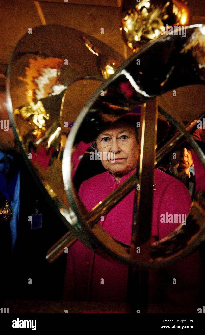 Photo du dossier datée du 9/10/2004 de la reine Elizabeth II lors d'une cérémonie marquant l'ouverture officielle du nouveau bâtiment du Parlement écossais à Holyrood, Édimbourg. L'Écosse a été un lieu spécial pour la Reine au fil des décennies, tant pour les vacances que pour les fonctions royales. Elle a passé une partie de sa lune de miel à Birkhall sur le domaine rural Balmoral à Aberdeenshire et le domaine était sa résidence préférée en Écosse. Date de publication : jeudi 8 septembre 2022. Banque D'Images