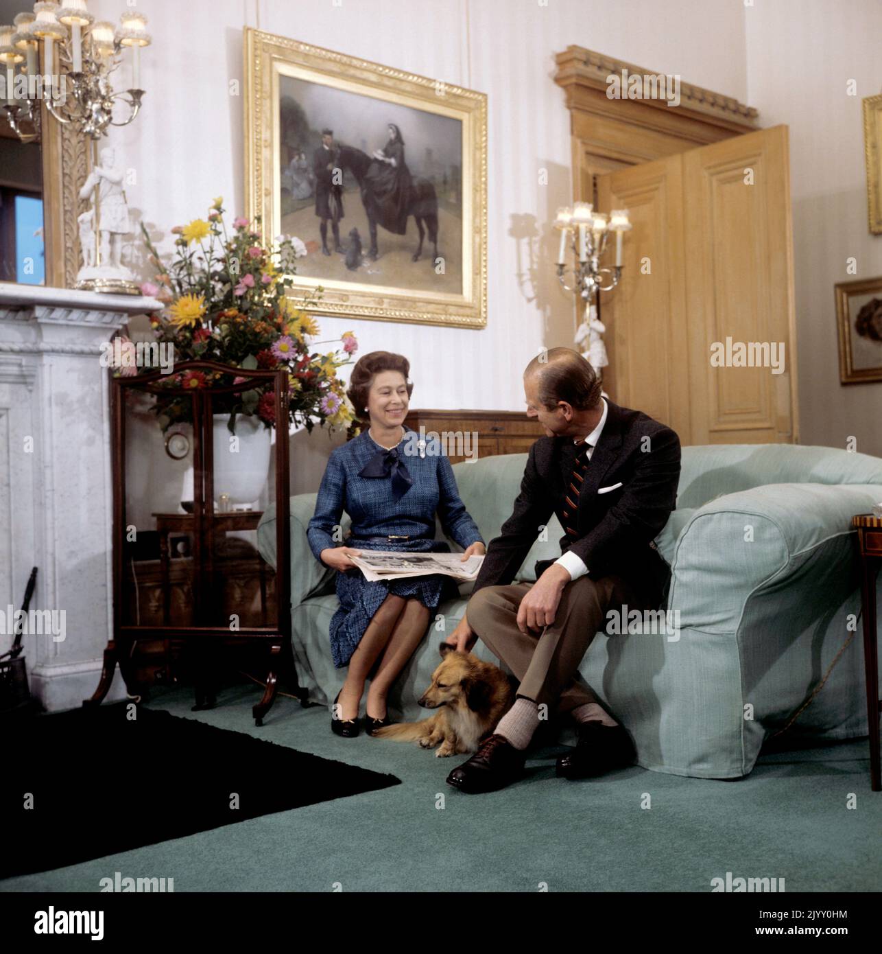 Photo du dossier datée du 26/9/1976 de la reine Elizabeth II et du duc d'Édimbourg lors de leur pause estivale traditionnelle au château de Balmoral. Le couple royal est vu avec 'Tinker', une croix entre un corgi et un long dachshund aux cheveux. En arrière-plan se trouve un tableau de la reine Victoria avec John Brown à la maison Osborne, peint par Sir Edwin Landseer. Pendant son règne, la Reine possédait plus de 30 corgis, dont beaucoup de descendants directs de Susan, qui lui a été donné comme cadeau de 18th ans par ses parents en 1944 et a été tellement aimée qu'elle a accompagné la princesse Elizabeth lors de sa lune de miel. Envoyer dat Banque D'Images Photo du dossier datée du 26/9/1976 de la reine Elizabeth II et du duc d'Édimbourg lors de leur pause estivale traditionnelle au château de Balmoral. Le couple royal est vu avec 'Tinker', une croix entre un corgi et un long dachshund aux cheveux. En arrière-plan se trouve un tableau de la reine Victoria avec John Brown à la maison Osborne, peint par Sir Edwin Landseer. Pendant son règne, la Reine possédait plus de 30 corgis, dont beaucoup de descendants directs de Susan, qui lui a été donné comme cadeau de 18th ans par ses parents en 1944 et a été tellement aimée qu'elle a accompagné la princesse Elizabeth lors de sa lune de miel. Envoyer dat Banque D'Images