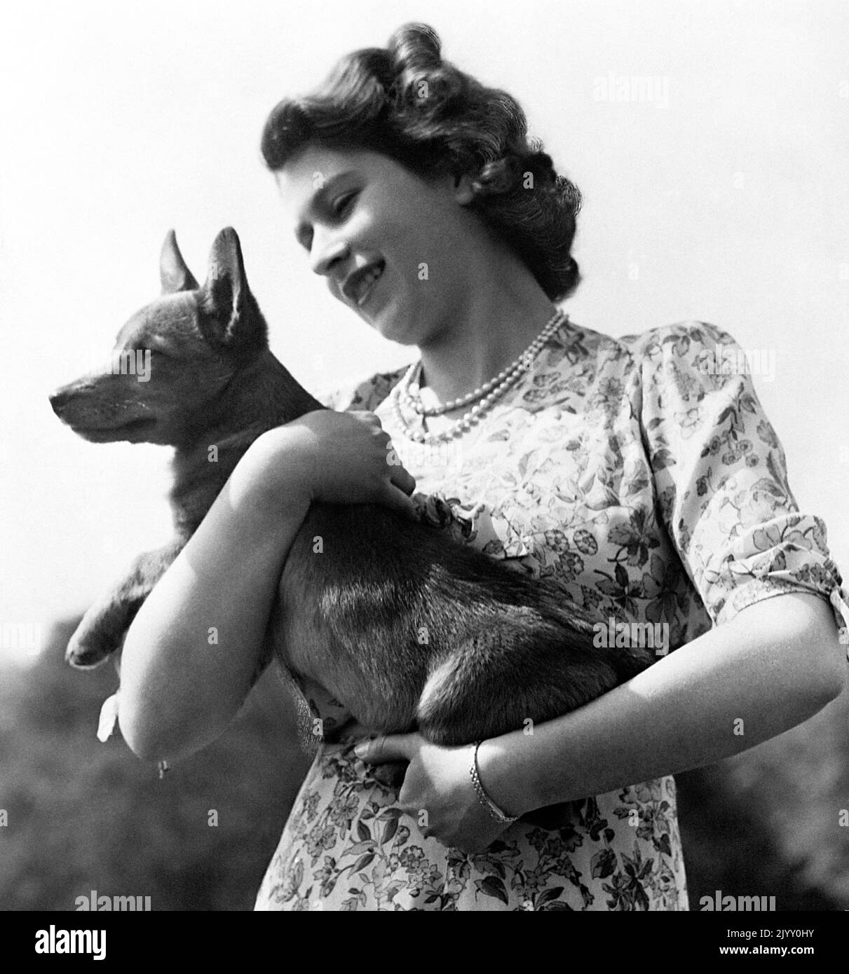 Photo du dossier datée du 21/9/1950 de la princesse Elizabeth tenant un corgi. Pendant son règne, la Reine possédait plus de 30 corgis, dont beaucoup de descendants directs de Susan, qui lui a été donné comme cadeau de 18th ans par ses parents en 1944 et a été tellement aimée qu'elle a accompagné la princesse Elizabeth lors de sa lune de miel. Date de publication : jeudi 8 septembre 2022. Banque D'Images