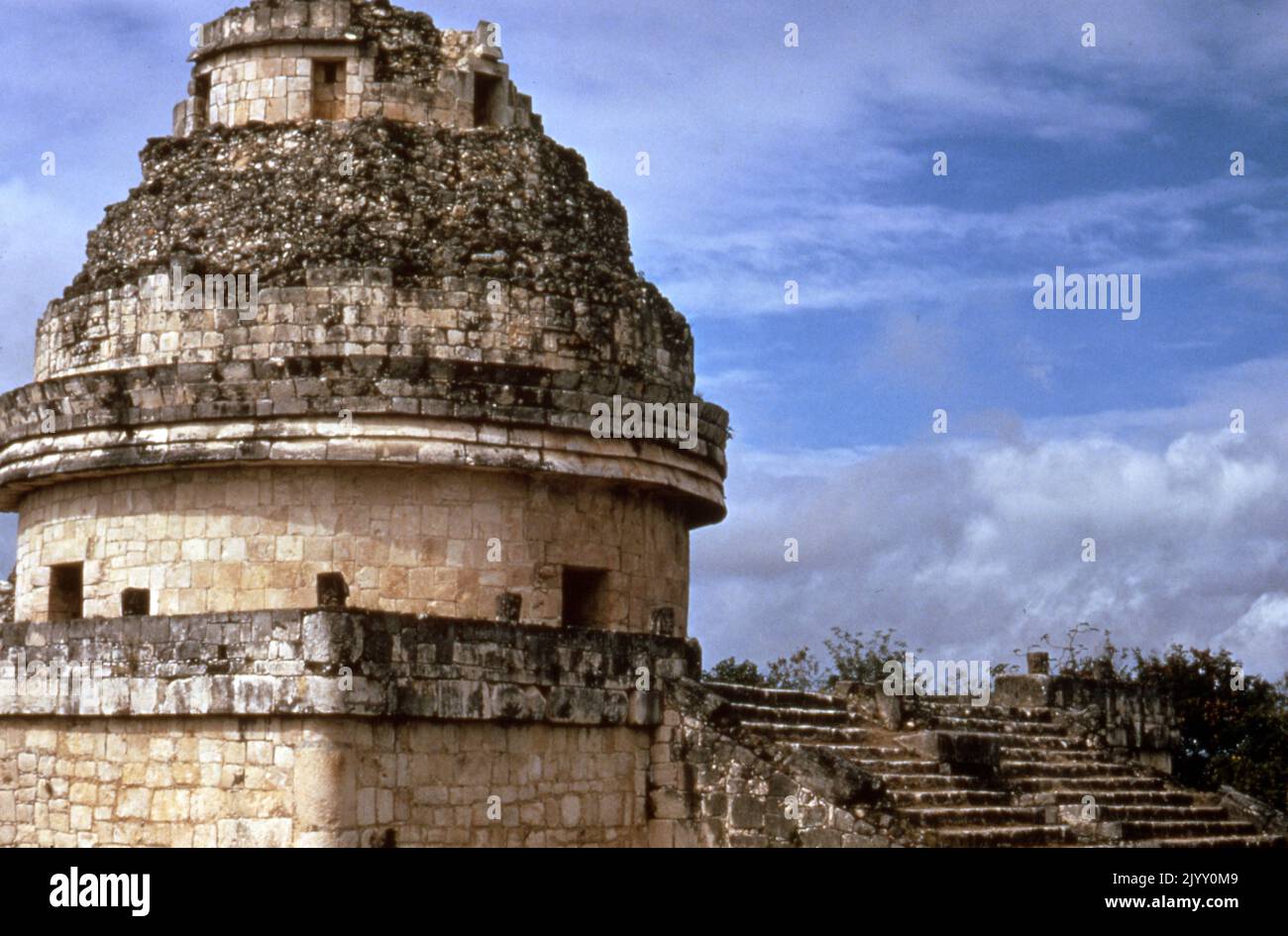 El Caracol, l'Observatoire, est une structure unique sur le site de la civilisation maya pré-colombienne de Chichen Itza. La structure est datée vers AD 906, la période classique tardive de la chronologie méso-américaine. Il est suggéré que l'El Caracol était un ancien bâtiment de l'observatoire Maya et a permis au peuple Maya d'observer les changements dans le ciel. Banque D'Images