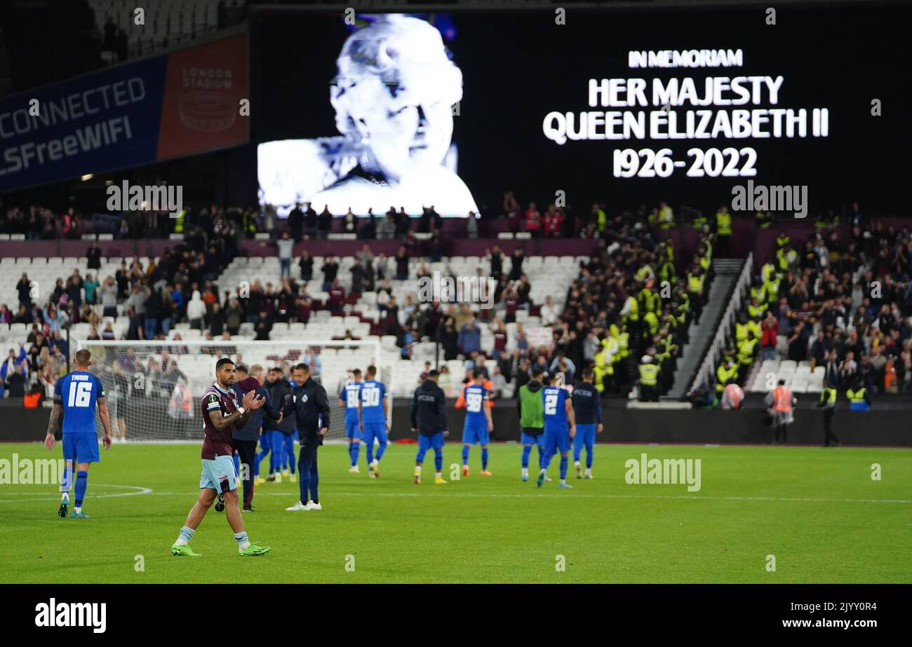 Emerson Palmieri de West Ham United applaudit les fans après le coup de sifflet final, alors que le grand écran affiche un message en memoriam après l'annonce de la mort de la reine Elizabeth II, après le match de l'UEFA Europa Conference League Group B au stade de Londres, Londres. Date de la photo: Jeudi 8 septembre 2022. Banque D'Images