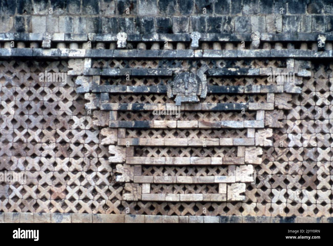 La ville d'Uxmal, ancienne ville maya de l'époque classique du Mexique actuel, est considérée comme l'un des plus importants sites archéologiques de la culture maya. Le bâtiment est typique du style Puuc, avec des murs bas lisses qui s'ouvrent sur des frises ornées. La plupart des travaux majeurs de la ville ont eu lieu alors qu'Uxmal était la capitale d'un État Maya Classique vers 850-925 après J.-C. Après environ 1000 ans après J.-C., Toltec envahisseurs a pris la relève. Le Nunnery Quadrangle (un surnom donné par les Espagnols; c'était un palais du gouvernement) est le plus beau des plusieurs beaux quadrangles d'Uxmal de longs bâtiments. Il a elabo Banque D'Images