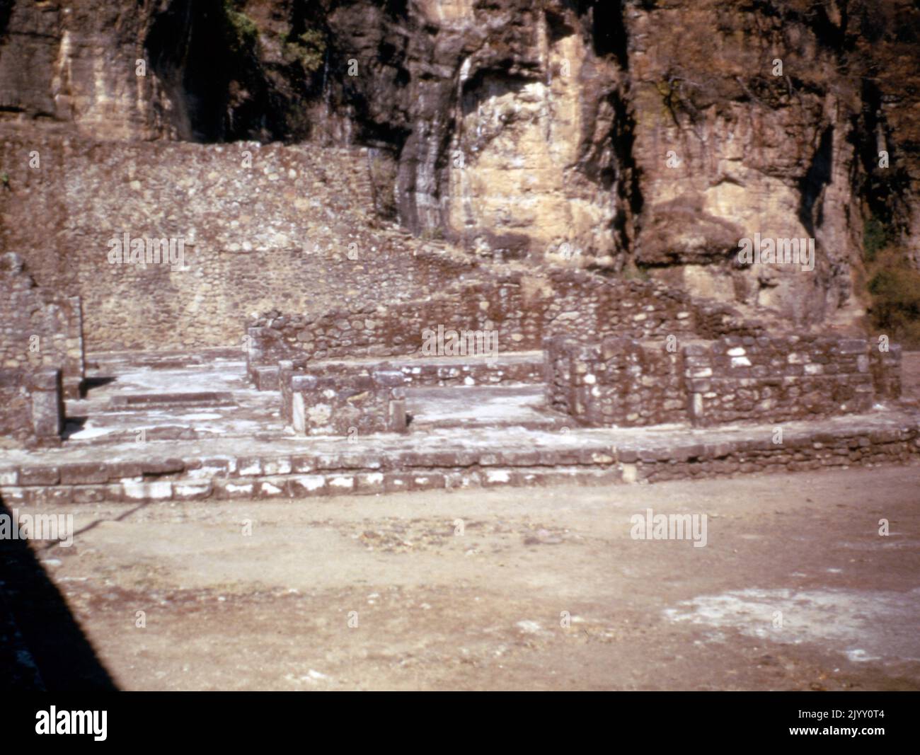 Maisons de falaise à Malinalco, au sud de la ville de Toluca au Mexique. Les Aztèques ont conquis la région en 1470s, et y ont établi un sanctuaire pour leur élite militaire, les guerriers aigle et Jaguar. Le complexe a été construit sur le Cerro de los Idolos (colline des idoles), sur un ancien site de cérémonie. L'attraction principale de ce site archéologique est le Cuauhcalli ou la Maison des Aigles, qui est un bâtiment sculpté du côté de la montagne. La région montre des influences de la culture de Teotihuacan, des Toltèques, des Matlatzincas et des Aztèques Banque D'Images