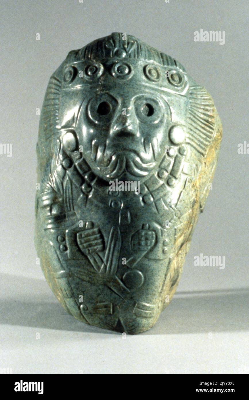 Tlaloc, c. 1200-1519, Mexique central, Aztec, 13th-16th siècle, pierre verte. Sculptée en relief pour représenter le dieu de pluie Aztec Tlaloc, un patron de l'agriculture et tient une tige de maïs d'une main. Pour les Aztèques, Tlaloc était un Dieu ancien et civilisé Banque D'Images