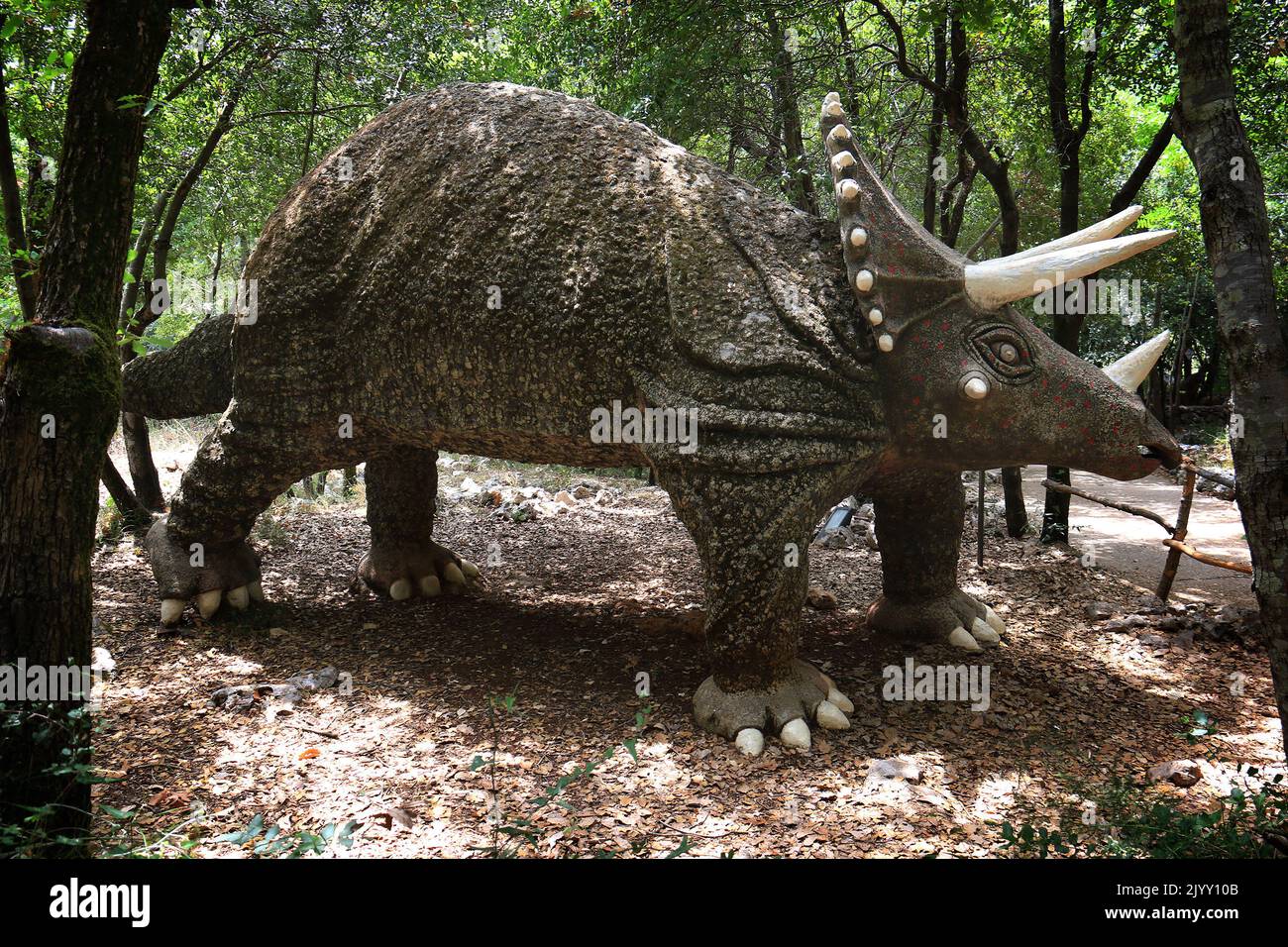Ajaltoun, Liban - 14 août 2022. Satue d'un dinosaure de Triceratops dans le parc de Dino City Park à Ajaltoun, Liban. Banque D'Images