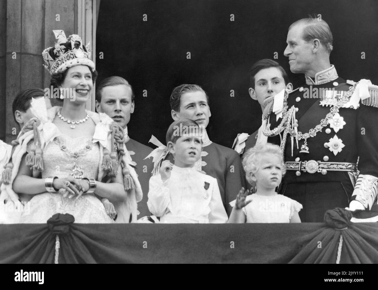 Photo du dossier datée du 02/06/53 de la reine Elizabeth II, du prince de Galles, de la princesse royale et du duc d'Édimbourg après le couronnement de la reine. Le couronnement de la Reine, riche en importance religieuse, a été un coup de pouce au moral d'une nation affamée d'infanterie par la guerre, et pendant un jour, les partis de rue ont banni les épreuves du rationnement et des pénuries et même les conditions météorologiques atroces et non saisonnières n'ont pas freiné l'enthousiasme. Date de publication : jeudi 8 septembre 2022. Banque D'Images