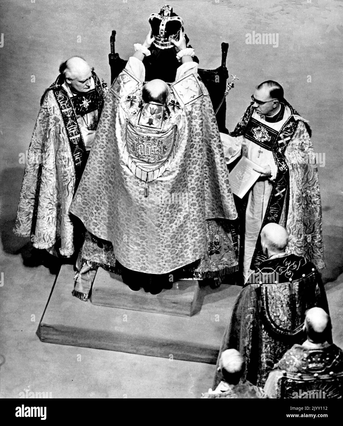 Photo du dossier datée du 02/06/1953 de la Reine assise sur la présidence de Saint-Edwards, couronnée par l'archevêque de Canterbury. Le couronnement de la Reine, riche en importance religieuse, a été un coup de pouce au moral d'une nation affamée d'infanterie par la guerre, et pendant un jour, les partis de rue ont banni les épreuves du rationnement et des pénuries et même les conditions météorologiques atroces et non saisonnières n'ont pas freiné l'enthousiasme. Date de publication : jeudi 8 septembre 2022. Banque D'Images