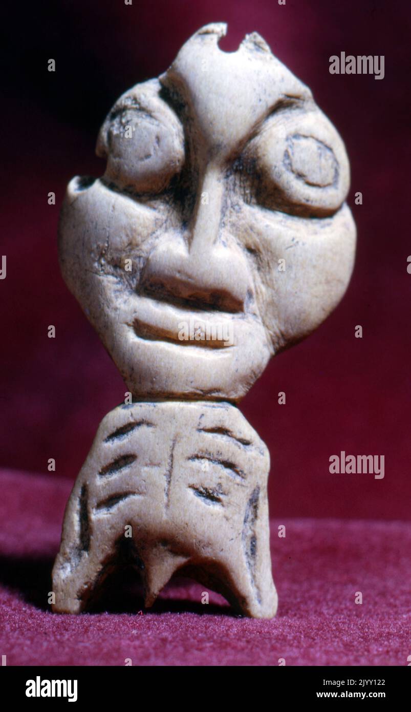 Amérindien sculpté objet anthropomorphique; OS. Décoré, Eskimo, (Inuit). Canada 1909 Banque D'Images