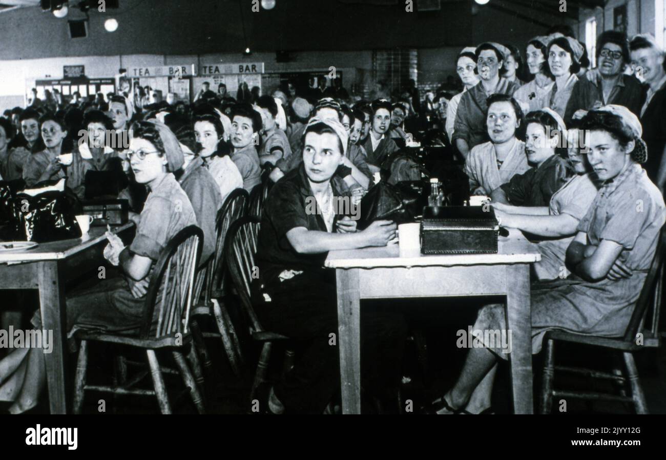 Les femmes de l'ordonnance royale déjeunent dans une cantine en temps de guerre. Angleterre, deuxième Guerre mondiale. Banque D'Images