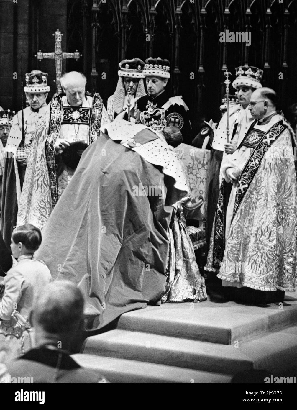 Photo du dossier datée du 2/6/1953 du duc d'Édimbourg rendant hommage à la reine lors de son couronnement à l'abbaye de Westminster le couronnement de la reine, riche en importance religieuse, a été un coup de pouce au moral d'une nation affamée d'infanterie par la guerre, et pendant une journée, les fêtes de rue ont banni les difficultés du rationnement et des pénuries et même les conditions météorologiques atroces et non saisonnières n'ont pas freiné l'enthousiasme. Date de publication : jeudi 8 septembre 2022. Banque D'Images