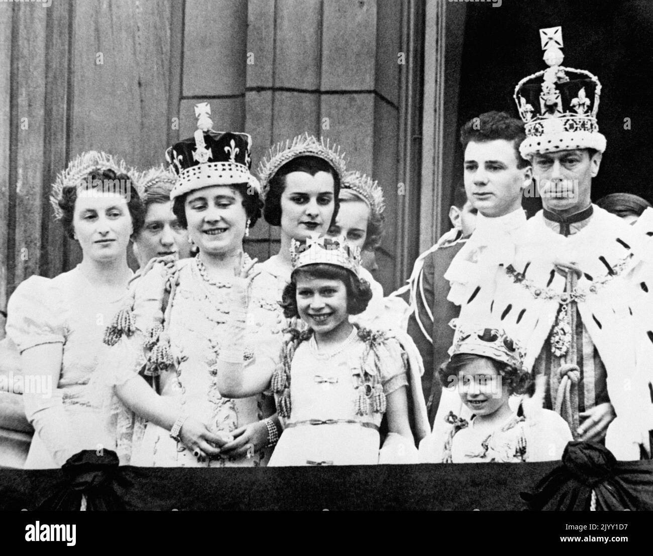 Photo du dossier datée du 12/5/1937 de la reine Elizabeth (plus tard la reine mère), de la princesse Elizabeth (plus tard la reine Elizabeth II), de la princesse Margaret et du roi George VI après son couronnement, sur le balcon de Buckingham Palace, à Londres. À l'âge de 21 ans, la Reine s'est engagée à servir de monarque pour toute sa vie. Date de publication : jeudi 8 septembre 2022. Banque D'Images