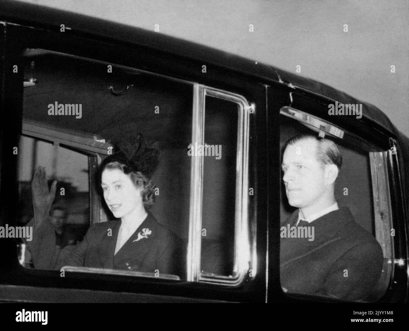 Photo du dossier datée du 7/2/1952 de la nouvelle Reine, Elizabeth II (ex-princesse Elizabeth), revenant à Clarence House, Londres, avec le duc d'Édimbourg, du Kenya après la mort soudaine de son père, le roi George VI Date de publication : jeudi 8 septembre 2022. Banque D'Images