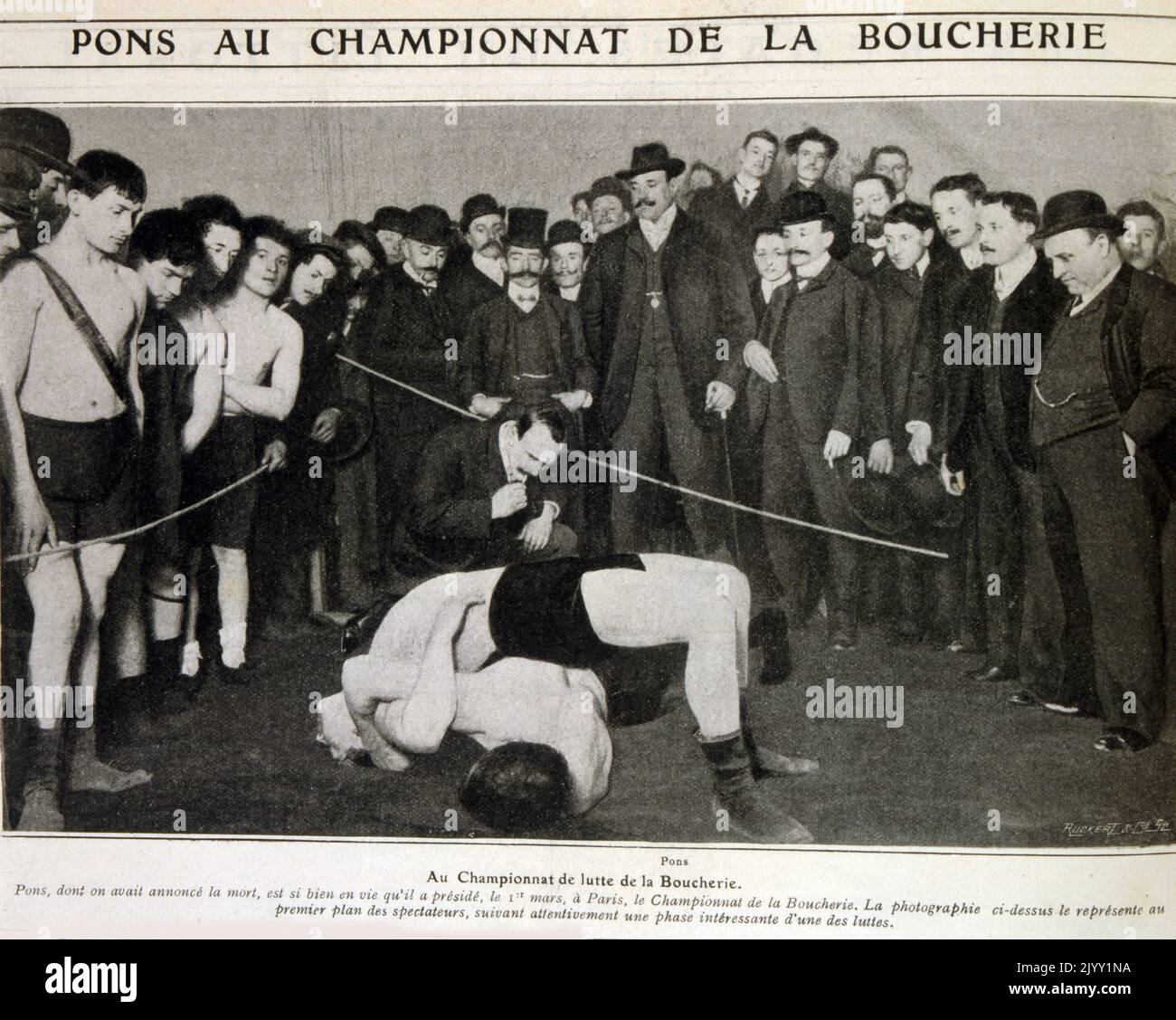 Paul Pons (1864-1915), nom de scène le Colosse, est un lutteur français. Il remporte le premier titre de champion du monde en lutte gréco-romaine en 1898 (par opposition à la première victoire olympique, deux ans plus tôt par Carl Schuhmann) Banque D'Images