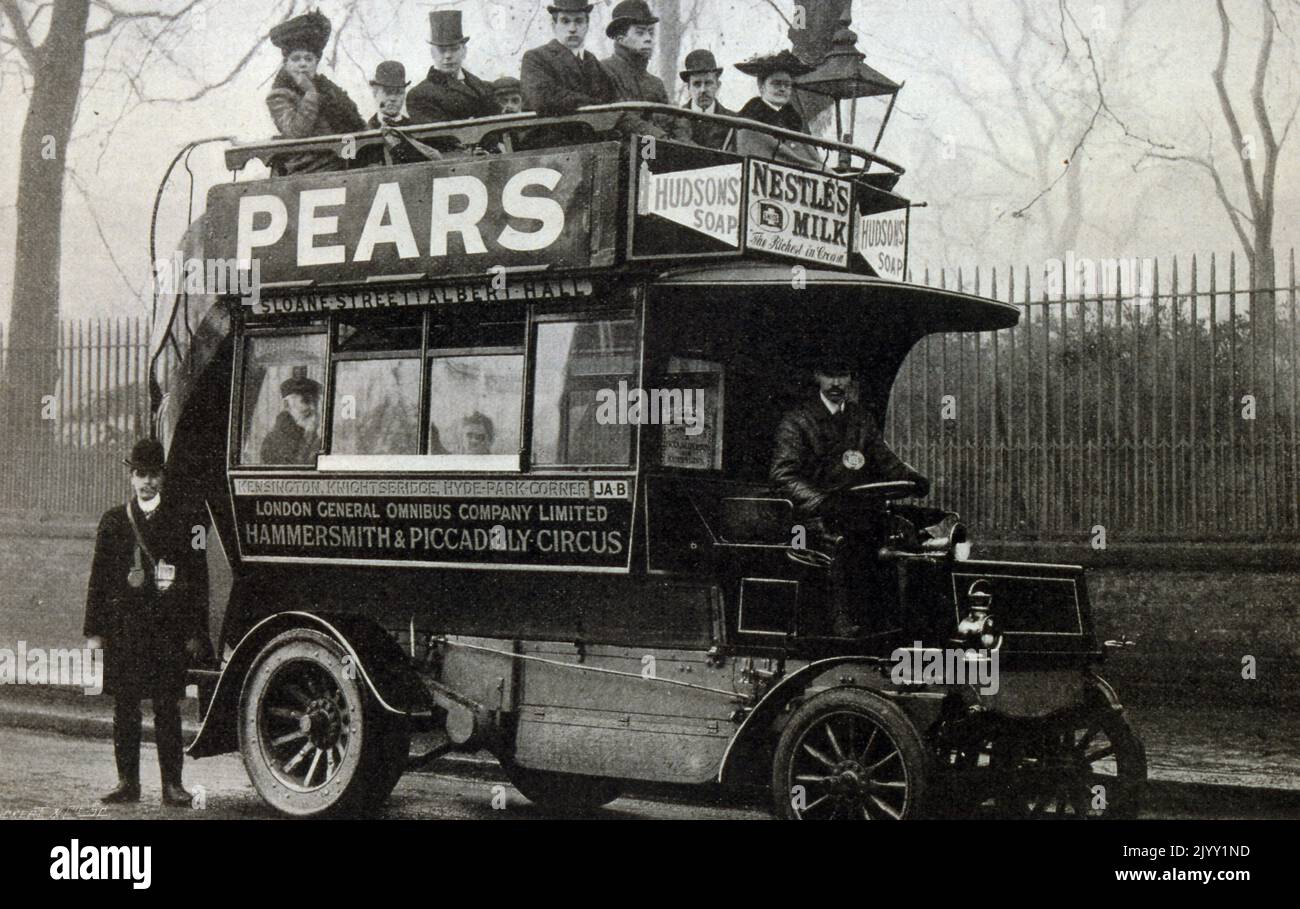 Bus général de Londres (bus de tourisme à essence), 1905. Publicités pour les savons Pear, Nestlé et Hudson. Banque D'Images