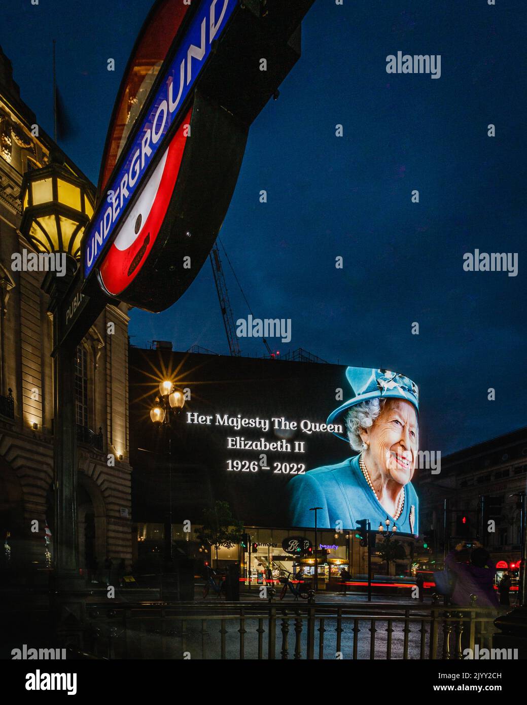 Londres, Royaume-Uni. 8th septembre 2022. Image de la reine Elizabeth II affichée à l'écran à Piccadilly Circus peu après l'annonce de sa mort. Banque D'Images