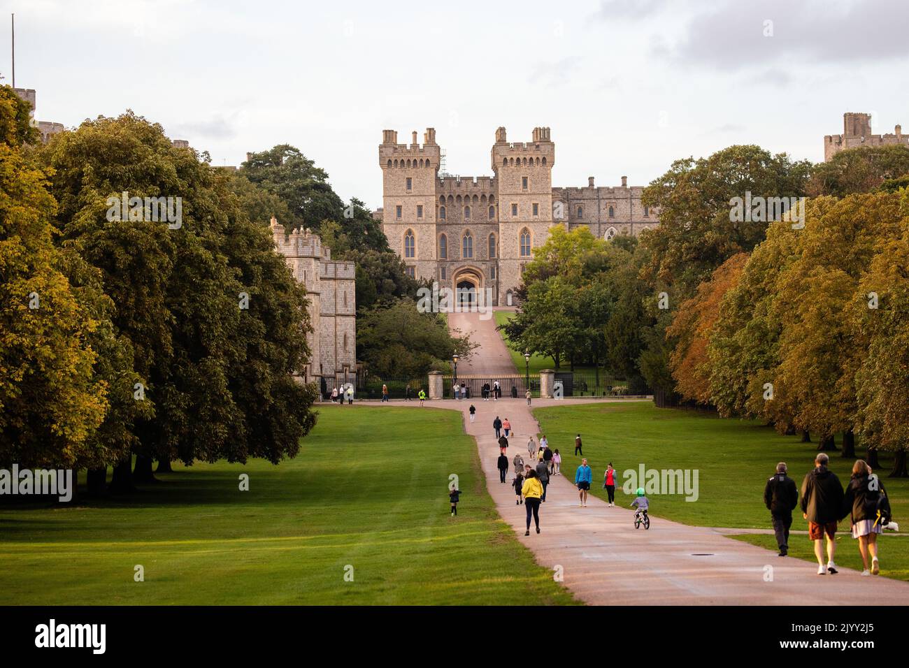 Windsor, Royaume-Uni. 8th septembre 2022. Les résidents locaux arrivent de la longue promenade pour payer leurs respects devant les portes du château de Windsor peu après l'annonce par le palais de Buckingham de la mort de la reine Elizabeth II Un cric Union vole en demi-mât. La reine Elizabeth II, le monarque le plus longtemps au pouvoir au Royaume-Uni, est décédée à Balmoral dans l'après-midi à l'âge de 96 ans après un règne de 70 ans. Crédit : Mark Kerrison/Alamy Live News Banque D'Images