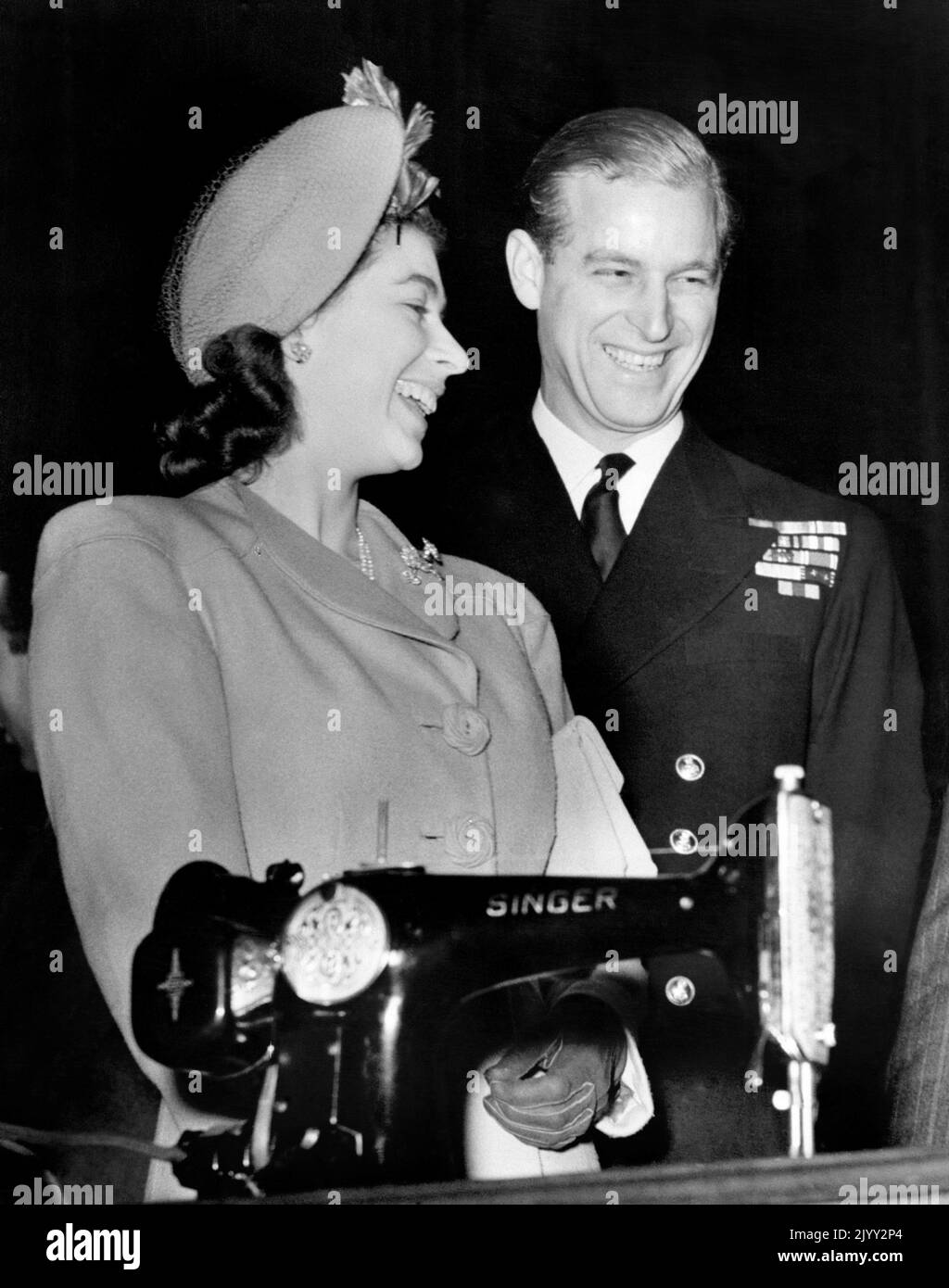 Photo du dossier datée du 31/10/1947 de la princesse Elizabeth et du lieutenant Philip Mountbatten, RN, qui étaient à Clydebank pour le lancement du paquebot 'RMS Caronia', et qui se sont arrêtés à l'hôtel de ville pour recevoir le cadeau de mariage de la ville - une machine à coudre électrique. Le romantisme du prince Philippe de Grèce et de la princesse Elizabeth a pris fin lors d'une rencontre estivale au Royal Naval College de Dartmouth en l'an 1939. Philip, âgé de 18 ans, est présenté à Elizabeth, âgée de 13 ans, à la maison du capitaine du collège, plus tard l'amiral Sir Frederick Dalrymple-Hamilton. Date de publication : jeudi sept Banque D'Images