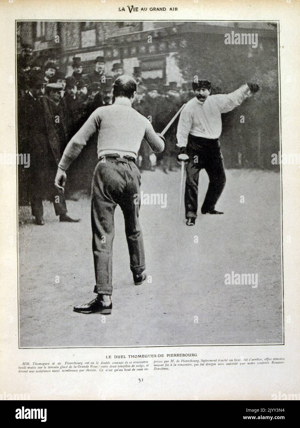 Photographie dans un journal montrant des tireurs français dueling dans une bataille d'épée publique 1905 Banque D'Images