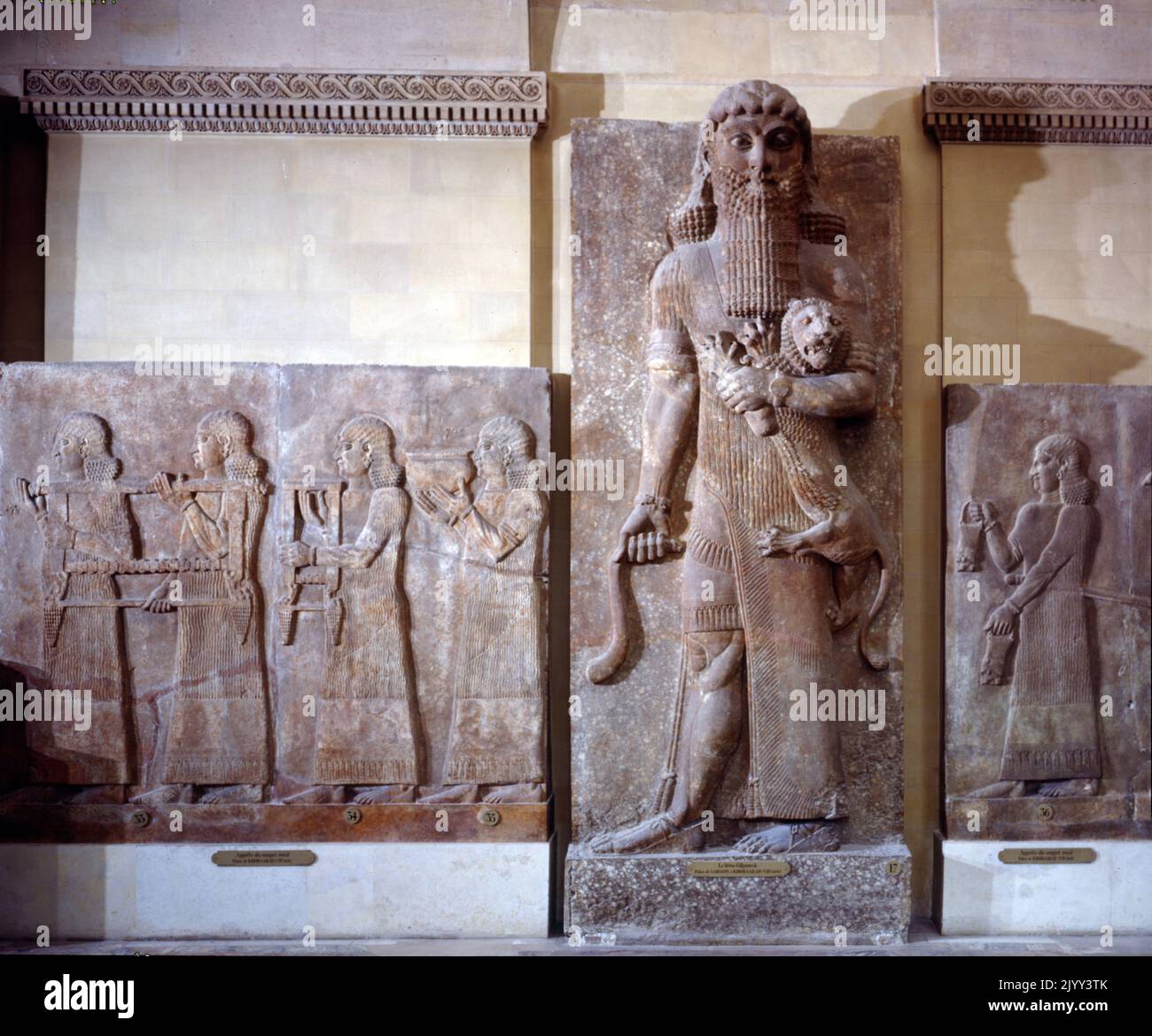 Relief assyrien représentant le héros Gilgamesh, apprivoiser un Lion. Mesurant plus de cinq mètres de haut, la sculpture représente une figure étouffant un lion. Héros maîtrisant un lion. Relief de la façade de la salle du trône, Palais de Sargon II à Khorsabad (dur Sharrukin), 713-706 av. J.-C. Dur-Sharru-ukin (forteresse de Sargon?), à l'heure actuelle, Khorsabad, en Irak, était la capitale assyrienne à l'époque de Sargon II d'Assyrie. Banque D'Images Relief assyrien représentant le héros Gilgamesh, apprivoiser un Lion. Mesurant plus de cinq mètres de haut, la sculpture représente une figure étouffant un lion. Héros maîtrisant un lion. Relief de la façade de la salle du trône, Palais de Sargon II à Khorsabad (dur Sharrukin), 713-706 av. J.-C. Dur-Sharru-ukin (forteresse de Sargon?), à l'heure actuelle, Khorsabad, en Irak, était la capitale assyrienne à l'époque de Sargon II d'Assyrie. Banque D'Images
