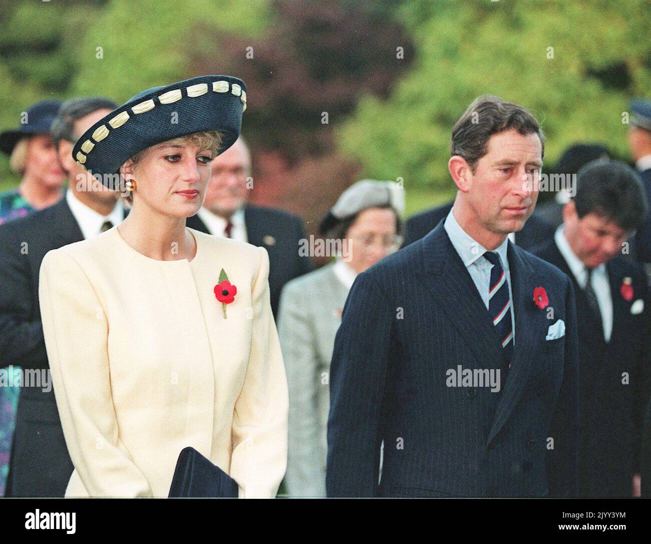 Photo du dossier datée du 2/11/1992 du prince et de la princesse de Galles debout ensemble lors d'une visite au cimetière national de Séoul lors de leur visite de quatre jours en Corée du Sud. Date de publication : jeudi 8 septembre 2022. Banque D'Images