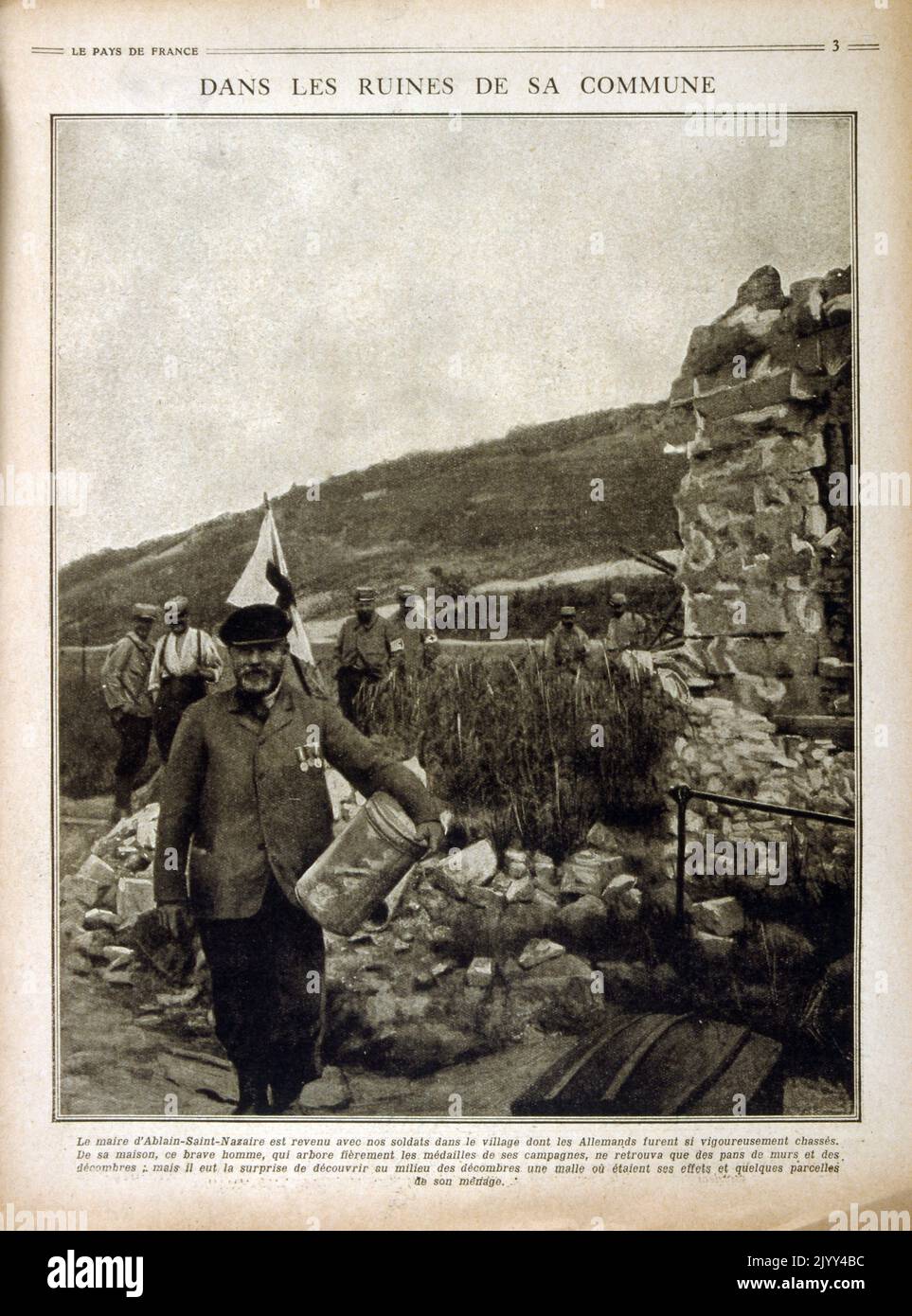 Le maire d'Ablain-Saint-Nazaire, France, se promène parmi les ruines du village pendant la première Guerre mondiale. 1915. D'octobre 1914 à octobre 1915, la colline de Lorette a fait l'objet de combats acharnés entre l'armée française et l'armée allemande. Cette position dominante, qui s'élève à seulement 165 m au-dessus du niveau de la mer, offre un observatoire exceptionnel sur le bassin minier au nord, et la plaine d'Arras au sud. En un an, 188 000 soldats, dont 100 000 français, sont morts pour défendre ou prendre l'éperon de notre-Dame-de-Lorette. Banque D'Images