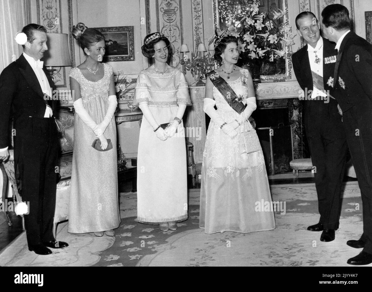 19660511 - BRUXELLES, BELGIQUE (DOSSIER) : cette photo de dossier datée du 11 mai 1966 concerne la visite des souverains du Royaume-Uni en Belgique. Sur cette photo : le Prince Albert de Belgique, le Prince Philip du Royaume-Uni, Baudouin de Belgique, la Reine Elizabeth II du Royaume-Uni, la Reine Fabiola de Belgique et la princesse Paola avant un dîner de gala à l'ambassade de Grande-Bretagne. ARCHIVES PHOTOS DE BELGA Banque D'Images