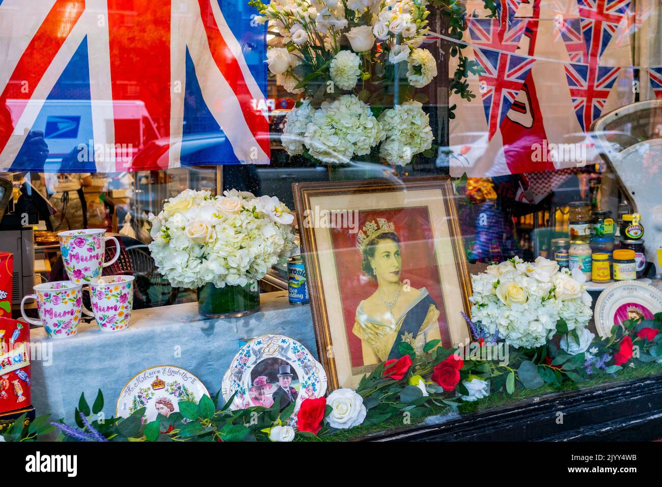 Un mémorial à la reine Elizabeth II dans la fenêtre de l'Angliophile magasin Myers of Keswick dans le village de Greenwich à New York, jeudi, 8 septembre 2022. Le monarque longtemps régnant du Royaume-Uni est mort à l'âge de 96 ans au château de Balmoral en Écosse. (© Richard B. Levine) Banque D'Images