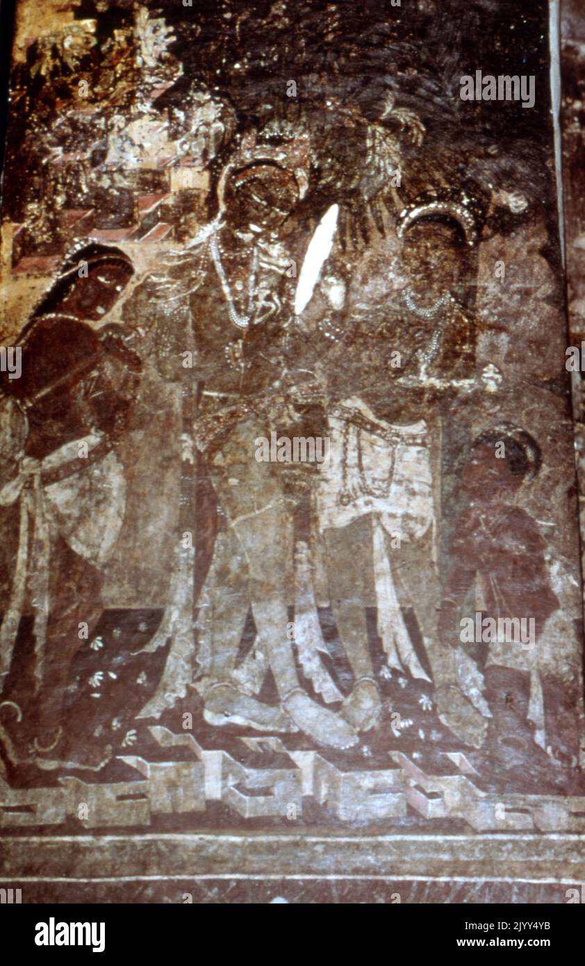 Dame à ses toilettes, fresque de grotte, Ajanta, Inde. 1st-5th siècle. Les grottes d'Ajanta sont environ 29 monuments de grotte bouddhiste coupée en pierre qui datent du 2nd siècle avant notre ère jusqu'à environ 480 ou 650 EC dans le district d'Aurangabad dans l'État de Maharashtra en Inde. Les grottes comprennent des peintures et des sculptures découpées en roche décrites comme l'un des meilleurs exemples survivants de l'art indien antique, en particulier des peintures expressives qui présentent l'émotion par le geste, la pose et la forme Banque D'Images