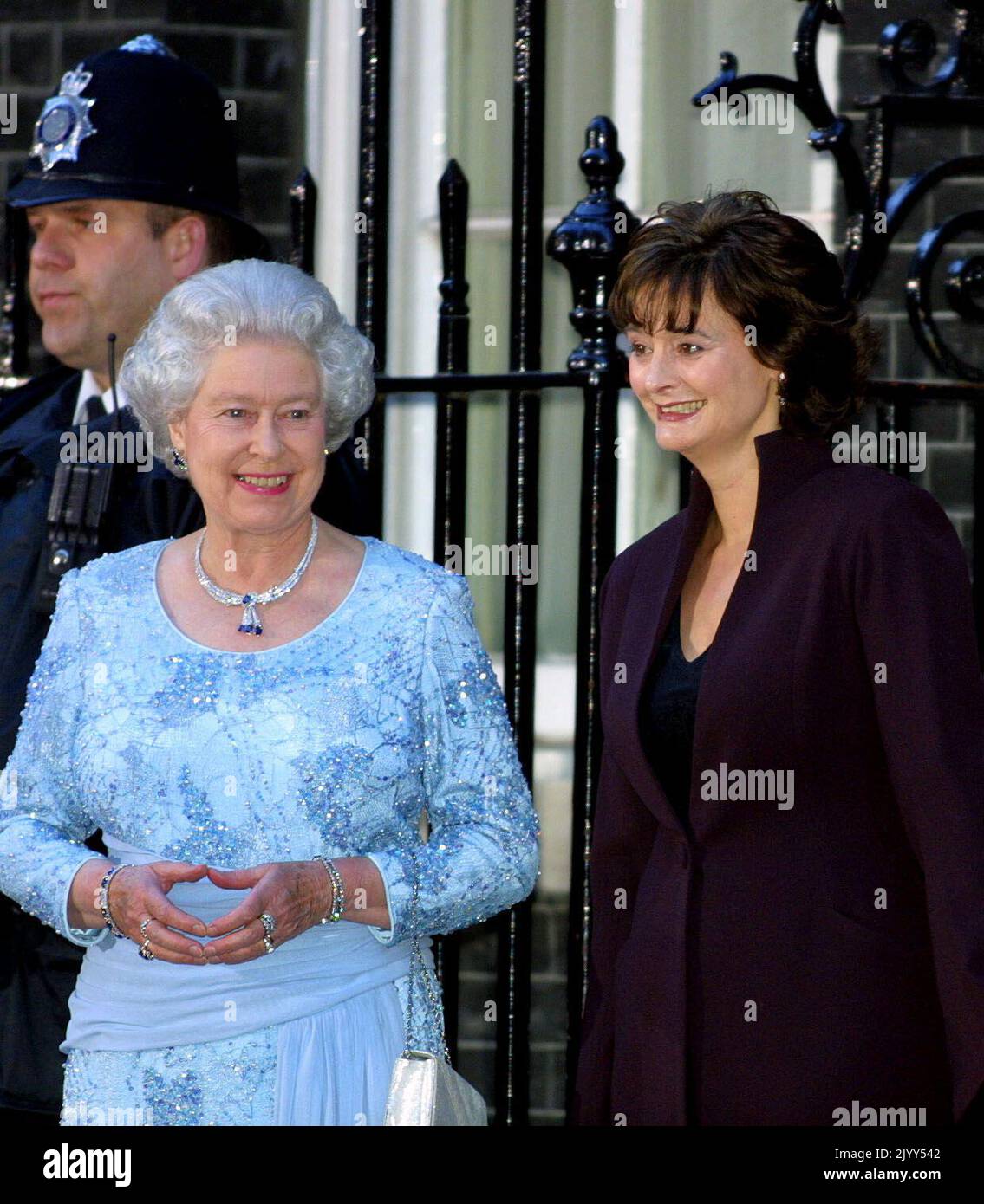 Photo du dossier datée du 29/4/2002, de la reine Elizabeth II, debout aux côtés de Cherie, épouse du Premier ministre britannique Tony Blair, à l'extérieur du 10 Downing Street, où M. Blair était l'hôte d'un dîner de célébration du jubilé royal. Date de publication : jeudi 8 septembre 2022. Banque D'Images