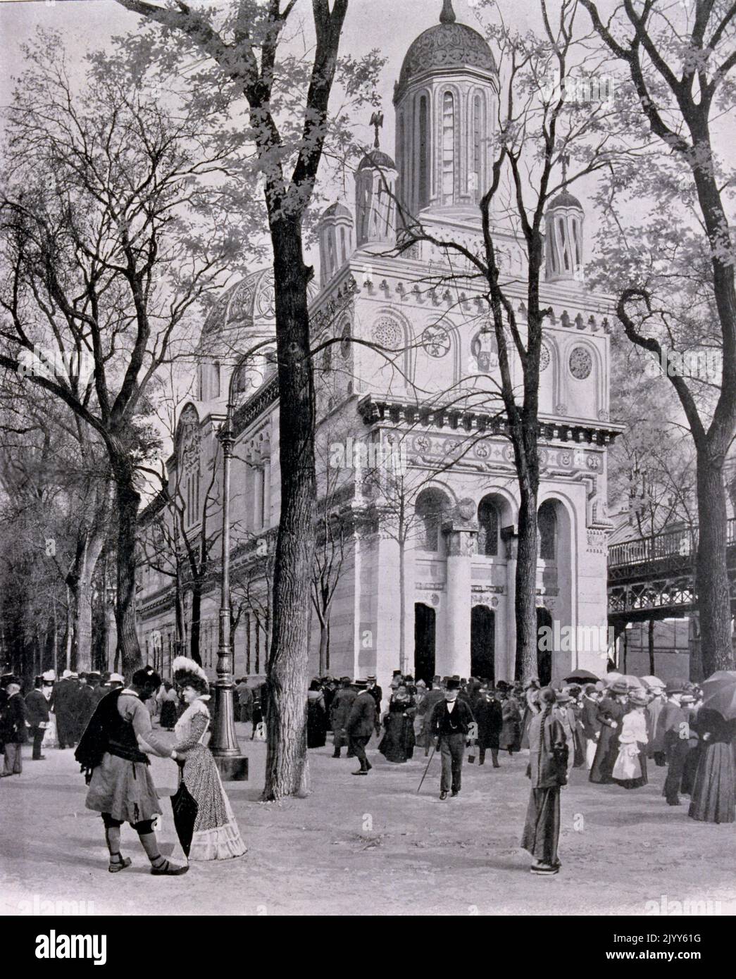 Exposition universelle (Foire mondiale) Paris, 1900; photo en noir et blanc de l'exposition roumaine; extérieur représentant l'architecture roumaine des 15th et 16th siècles avec des influences arabes. Banque D'Images