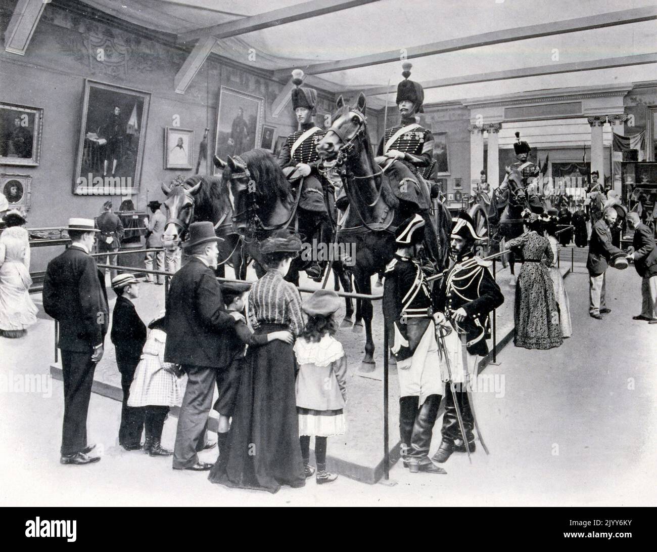 Photographie en noir et blanc dans le Musée d'Histoire de l'Armée, montrant une exposition sous le second Empire; à l'arrière il y a "le petit chapeau de Napoléon I", et dans les armoires de verre sont des collections appartenant à l'Empereur. Banque D'Images