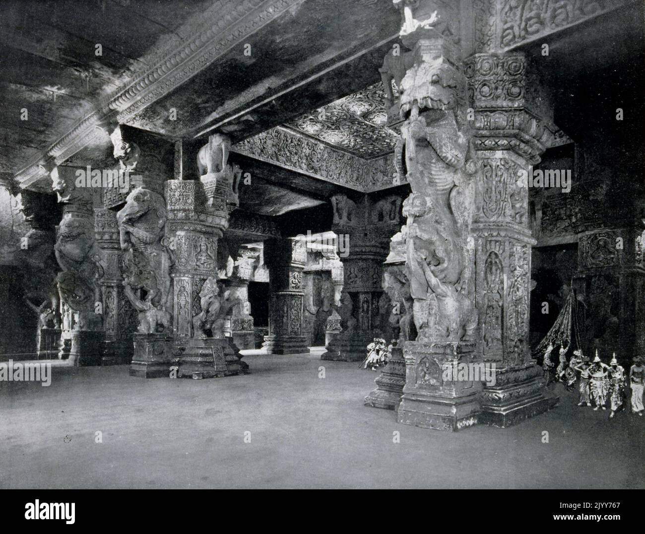 Exposition universelle (Foire mondiale) Paris, 1900; photographie en noir et blanc d'une perspective intérieure de l'exposition cambodgienne; le Temple khmer. Banque D'Images
