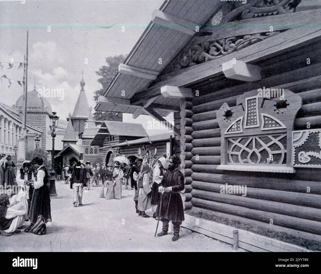 Exposition universelle (Foire mondiale) Paris, 1900; photographie en noir et blanc d'une scène de rue dans le village russe. Banque D'Images