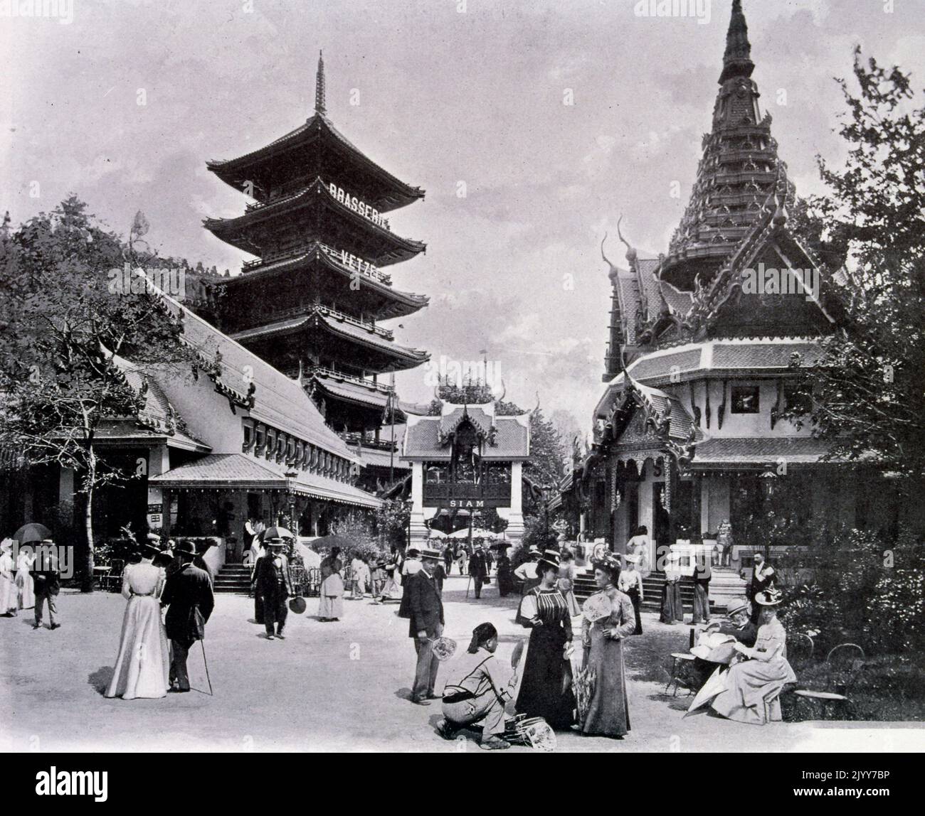 Exposition universelle (Foire mondiale) Paris, 1900; photographie en noir et blanc du Pavillon de Siam. Banque D'Images