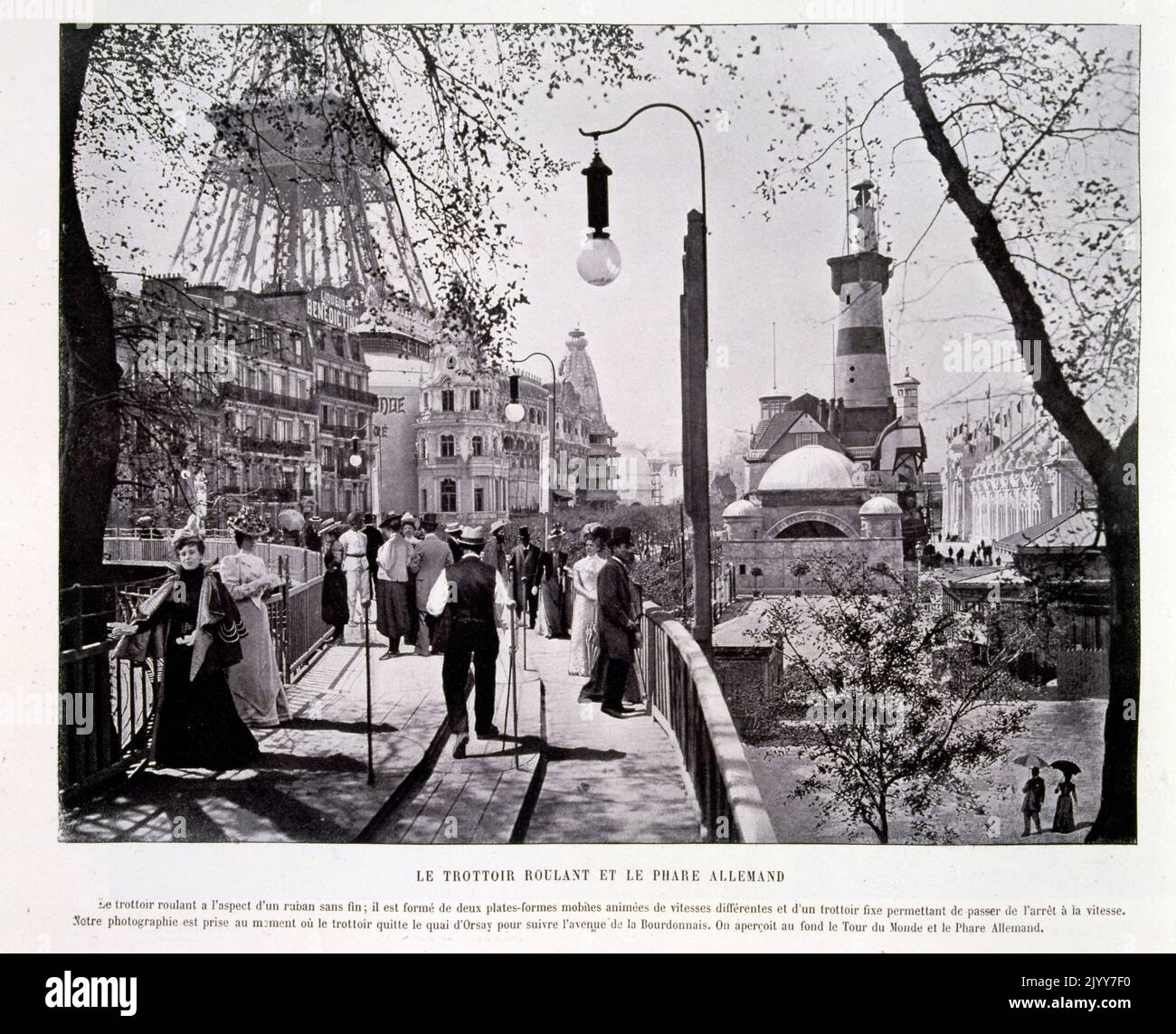 Exposition universelle (Foire mondiale) Paris, 1900; photographie en noir et blanc; scène de rue du pavé et du phare allemand. Banque D'Images