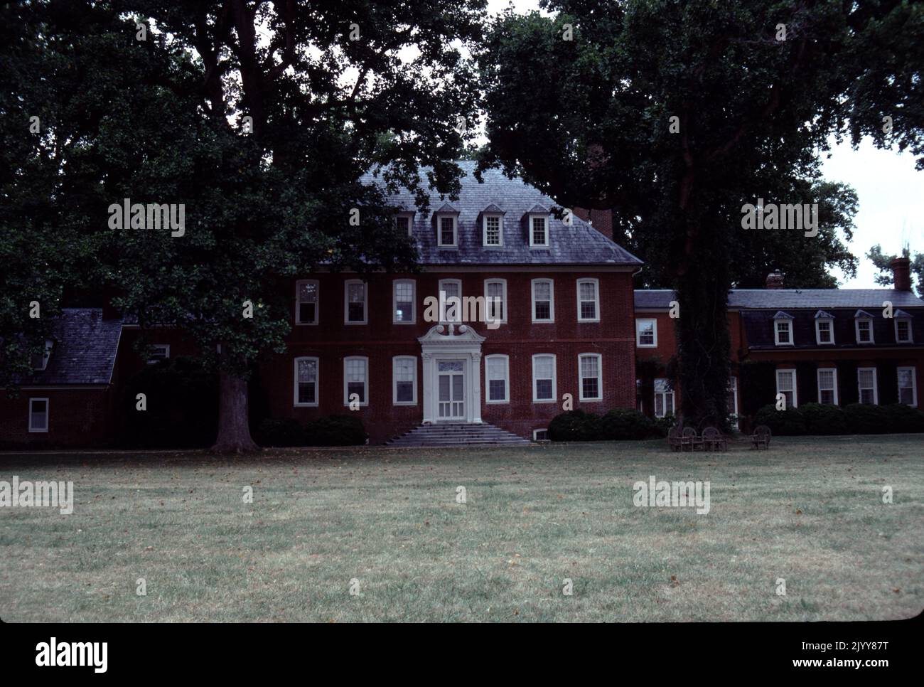 Charles City, Virginie. ÉTATS-UNIS. 9/1993. Westover Plantation est une plantation coloniale historique de tidewater située sur la rive nord de la rivière James dans le comté de Charles City, en Virginie. Construit dans le style géorgien c. 1730–1750. Westover est une propriété et terre de la famille Byrd de Virginie. Cette belle maison géorgienne est remarquable pour sa symétrie et son équilibre des proportions, passages secrets, jardins de milieu de gamme, porte d'entrée; et, Son style gracieux (inspiré par le palais du gouverneur à Williamsburg, Virginie) est magnifique à première et à dernière lumière. Le parc et le jardin sont ouverts. Banque D'Images