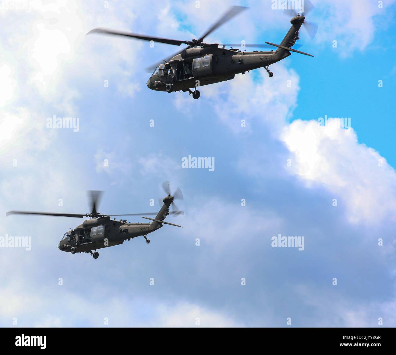 Les soldats de l'armée américaine affectés à la Mountain Division (LI) de 10th montrent leur puissance lors d'une démonstration en direct devant la communauté locale à fort Drum, NY. 31 août 2022. 10th la Brigade de l'aviation de combat a dirigé des manuevers aériens avec DES HÉLICOPTÈRES UH-60M Black Hawks et AH-64D Apache. (É.-U. Photo de l'armée par le Sgt. Michael Wilson) Banque D'Images