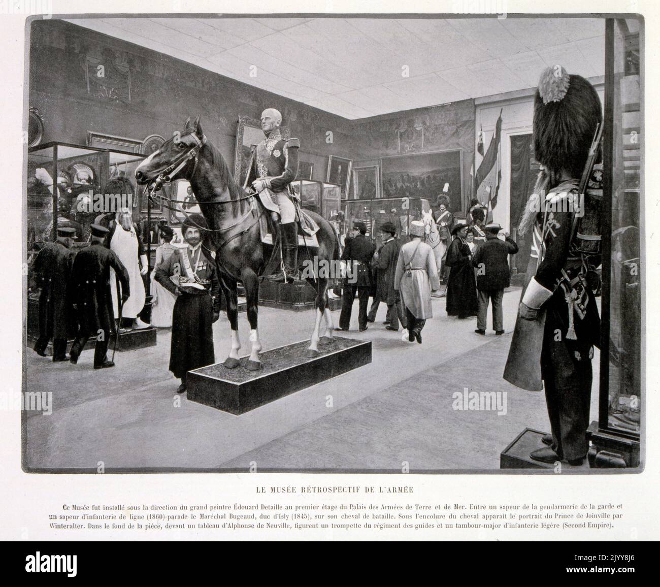Exposition universelle (Foire mondiale) Paris, 1889; une photographie en noir et blanc du Musée d'Histoire de l'Armée, exposant des mannequins d'hommes à cheval et dans différents types d'uniformes militaires; photo intérieure. Banque D'Images