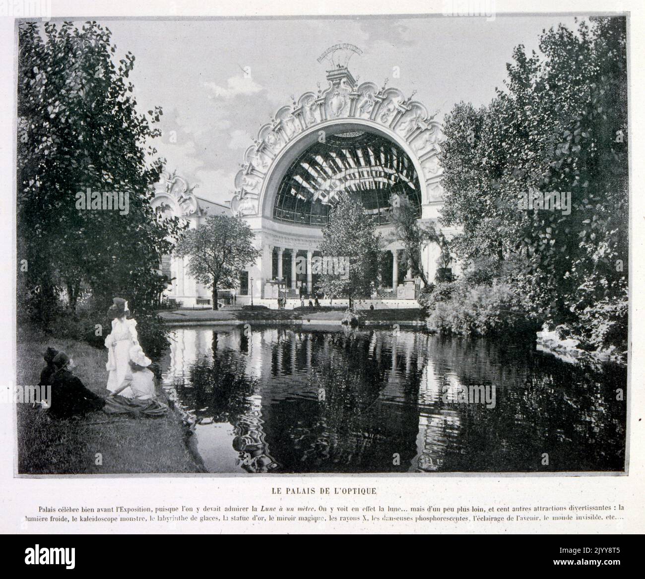 Exposition universelle (Foire mondiale) Paris, 1889; une photographie noir et blanc du Palais optique. On voit l'effet de la lune sur l'eau. Une exposition d'un kaléidoscope géant, statue dorée, miroir magique et palais de fantaisie. Banque D'Images