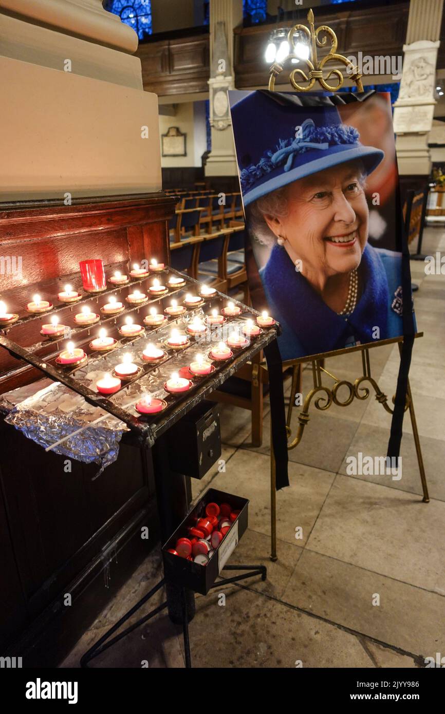 Cathédrale Saint-Philips, Birmingham 8 septembre 2022 - bougies dans la cathédrale Saint-Philippe, Birmingham à côté d'une photo de la reine qui est décédée jeudi après-midi à Balmoral. Crédit : Scott cm/Alay Live News Banque D'Images