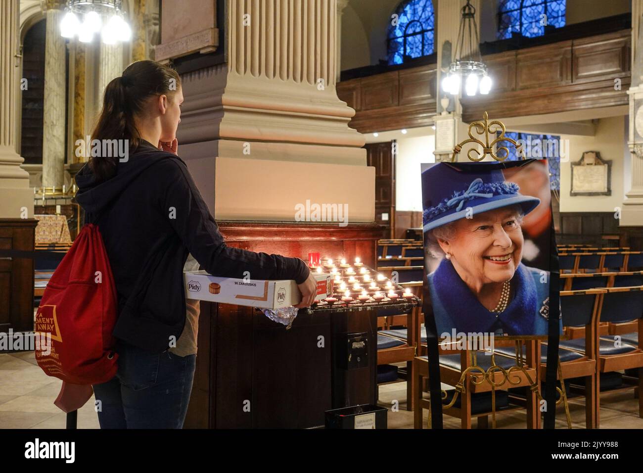 Cathédrale Saint-Philips, Birmingham 8 septembre 2022 - Une femme réfléchit après avoir allumé une bougie dans la cathédrale Saint-Philippe, Birminghama, pour la reine décédée jeudi après-midi à Balmoral. Crédit : Scott cm/Alay Live News Banque D'Images