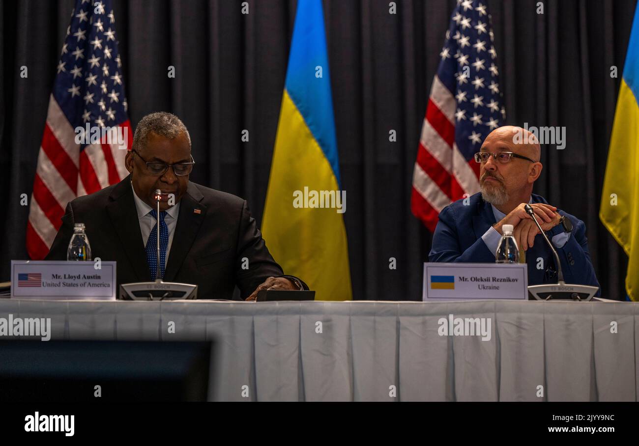 Le secrétaire à la Défense, Lloyd J. Austin III, et le ministre ukrainien de la Défense, Oleksii Reznikov, assistent à la réunion du Groupe de contact pour la Défense de l'Ukraine à la base aérienne de Ramstein, en Allemagne, le 8 septembre 2022. M. Austin a rencontré ses homologues de l'OTAN et d'autres nations de 50 pays pour discuter des besoins actuels et futurs de l'Ukraine en matière de défense. (É.-U. Photo de la Force aérienne par le sergent d'état-major. Megan M. Beatty) Banque D'Images