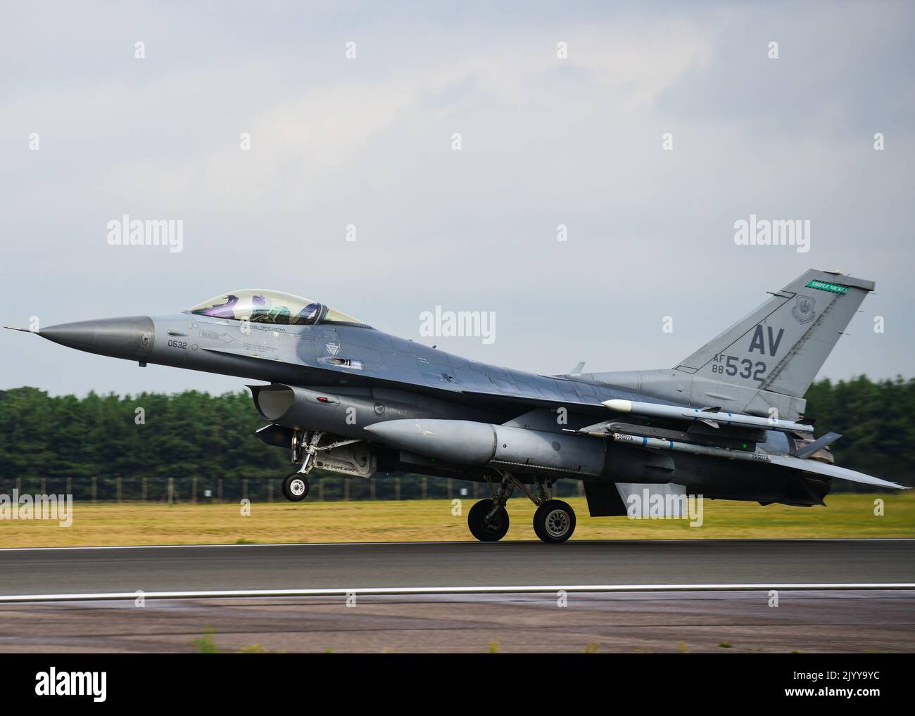 Un faucon de combat F-16C de la Force aérienne des États-Unis affecté à l’escadron de combat 555th de l’aile de combat 31st, base aérienne d’Aviano, en Italie, débarque à la Royal Air Force Lakenheath, au Royaume-Uni, le 1 septembre 2022, en préparation de l’exercice Cobra Warrior 2022 de la RAF. Les pilotes du F-16C ont effectué la formation pour se familiariser avec la région avant CW22. La U.S. Air Force est engagée, postée et prête avec une force crédible pour assurer, dissuader et défendre dans un environnement de sécurité de plus en plus complexe. (É.-U. Photo de la Force aérienne par Tech. Sgt. Miquel Jordanie) Banque D'Images