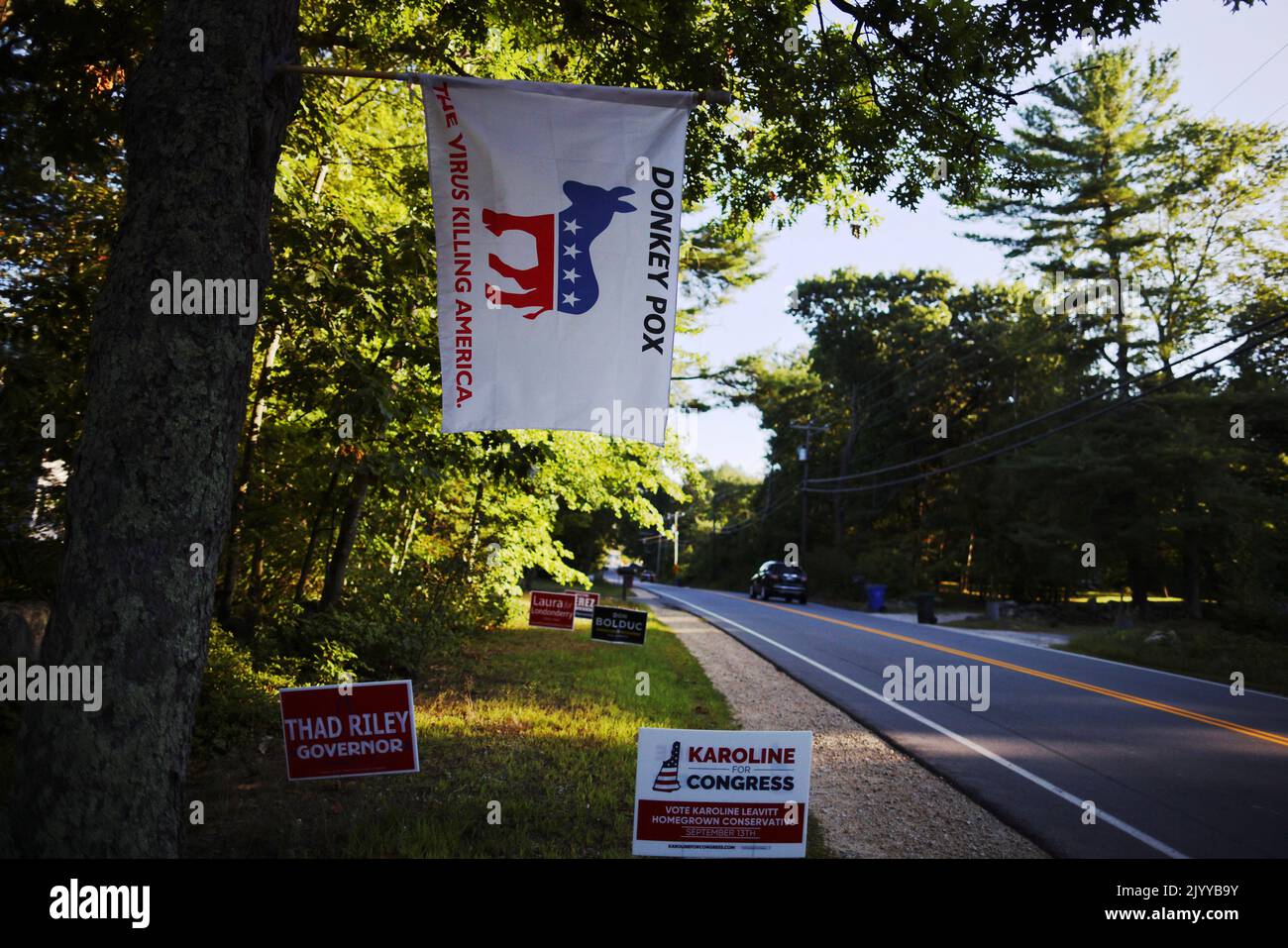 Un drapeau portant la mention « Donkey Pox » et « The virus Killing America », faisant référence au Parti démocratique, est accroché à un arbre de Londonderry, New Hampshire, États-Unis, 8 septembre 2022. REUTERS/Brian Snyder Banque D'Images