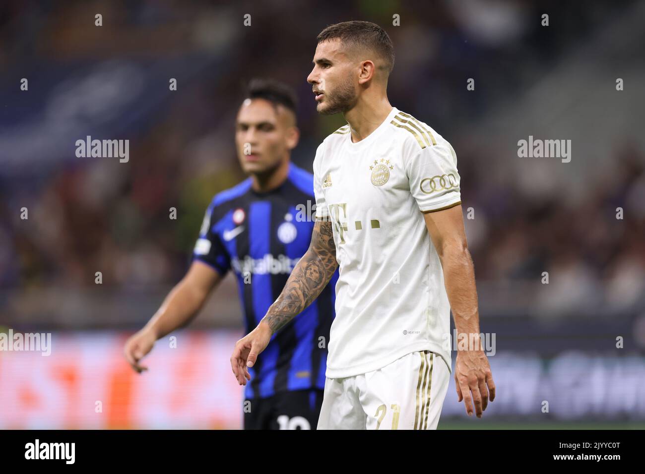 Milan, Italie, 7th septembre 2022. Lucas Hernandez du Bayern Munchen et Lautaro Martinez du FC Internazionale lors du match de l'UEFA Champions League à Giuseppe Meazza, Milan. Le crédit photo devrait se lire: Jonathan Moscrop / Sportimage Banque D'Images