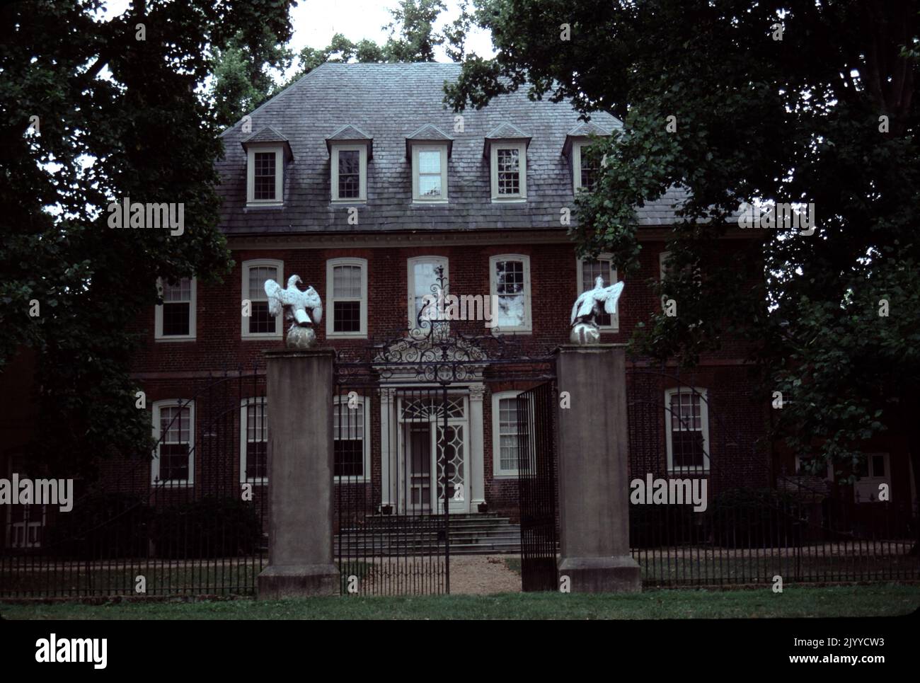 Charles City, Virginie. ÉTATS-UNIS. 9/1993. Westover Plantation est une plantation coloniale historique de tidewater située sur la rive nord de la rivière James dans le comté de Charles City, en Virginie. Construit dans le style géorgien c. 1730–1750. Westover est une propriété et terre de la famille Byrd de Virginie. Cette belle maison géorgienne est remarquable pour sa symétrie et son équilibre des proportions, passages secrets, jardins de milieu de gamme, porte d'entrée; et, Son style gracieux (inspiré par le palais du gouverneur à Williamsburg, Virginie) est magnifique à première et à dernière lumière. Le parc et le jardin sont ouverts. Banque D'Images