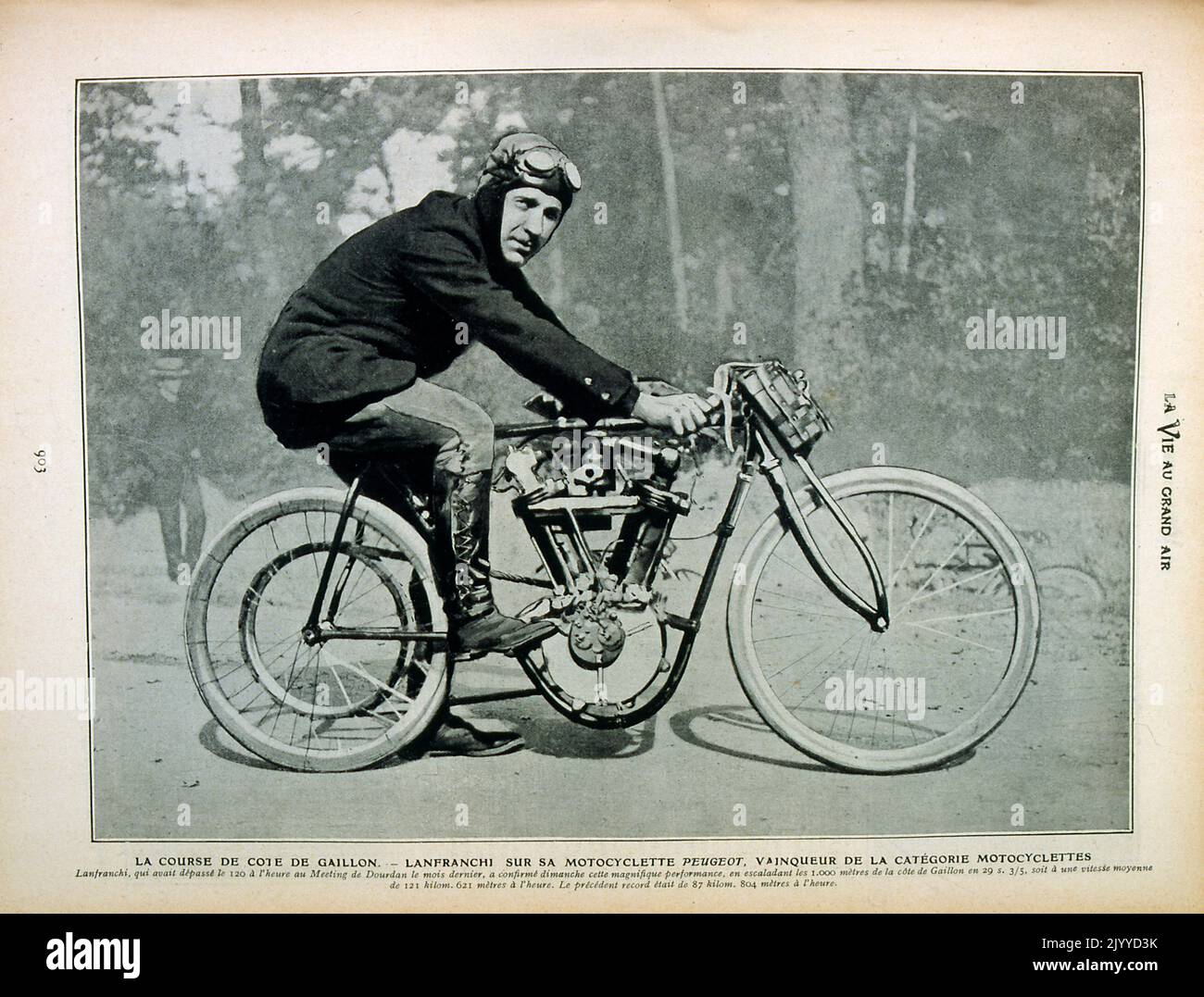 De la revue la vie au Grand Air (la vie en plein air); Photographie noir et blanc de la course le long de la côte du gallon; image de Tony Lanfranchi sur sa moto Peugeot, le vainqueur de la course. Banque D'Images