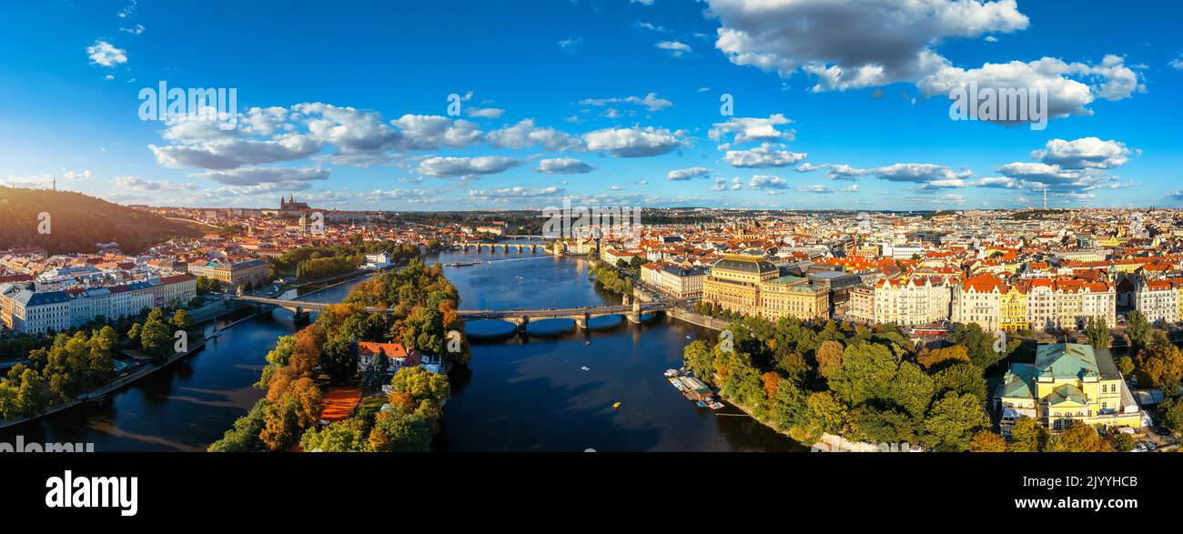 Antenne d'été panoramique panorama de l'architecture de la Vieille Ville à Prague, en République tchèque. Panorama des toits de tuiles rouges de la vieille ville de Prague. Prague Vieille Ville Squ Banque D'Images