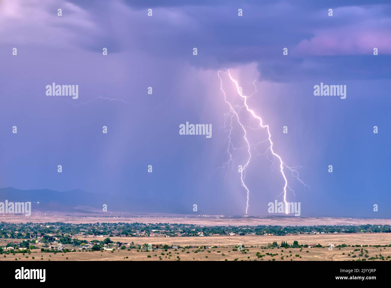 Un bâtiment de tempête de foudre au-dessus de la montagne Mingus, juste à l'est de la vallée de Chino, en Arizona, pendant la saison de la Monsoon 2022. Banque D'Images