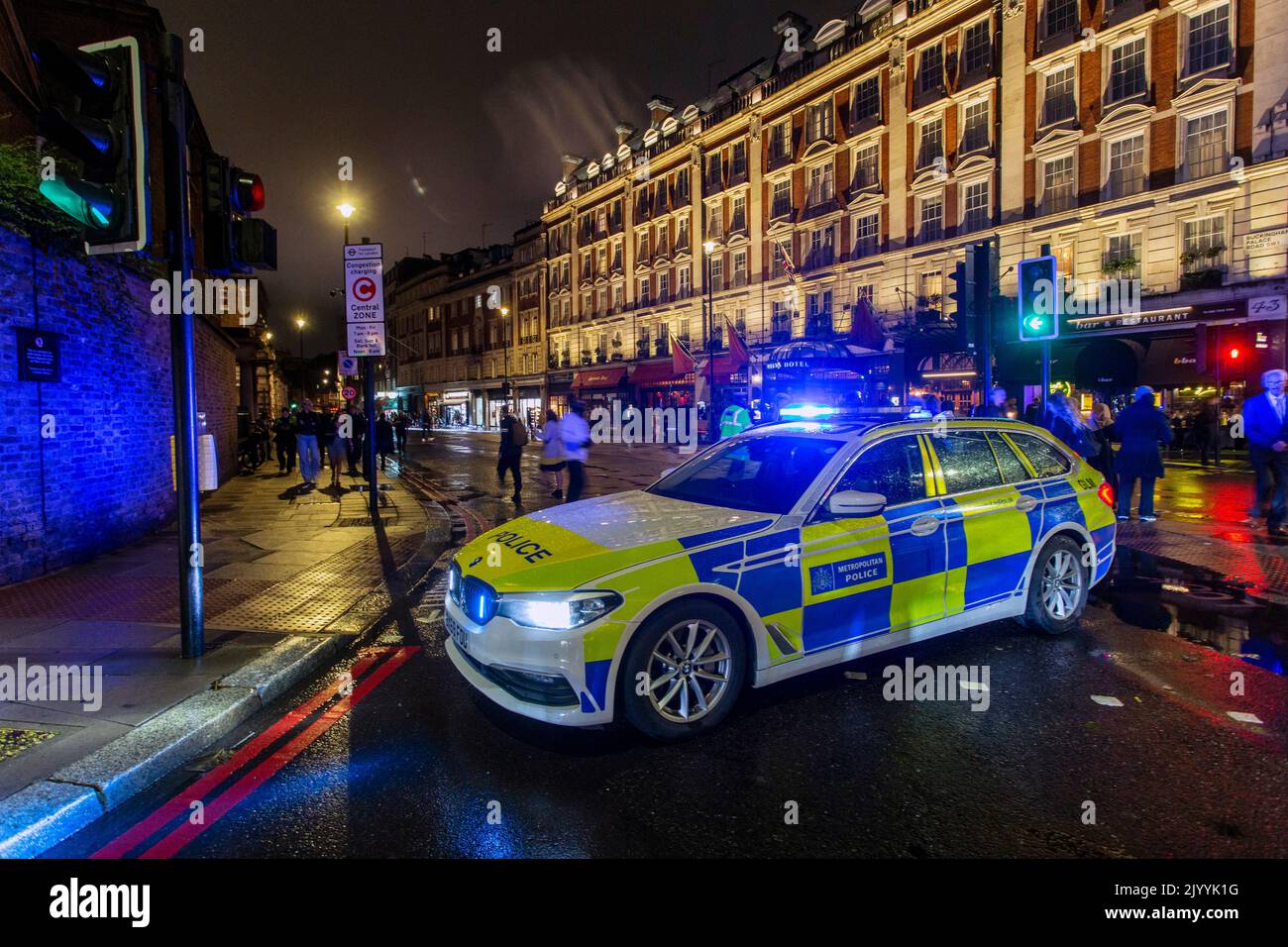LONDRES, ANGLETERRE - SEPTEMBRE 08: Voiture de police de Londres bloquant Buckingham Palace Road après la mort aujourd'hui de la reine Elizabeth, crédit: Horst A. Friedrichs Alay Live News Banque D'Images